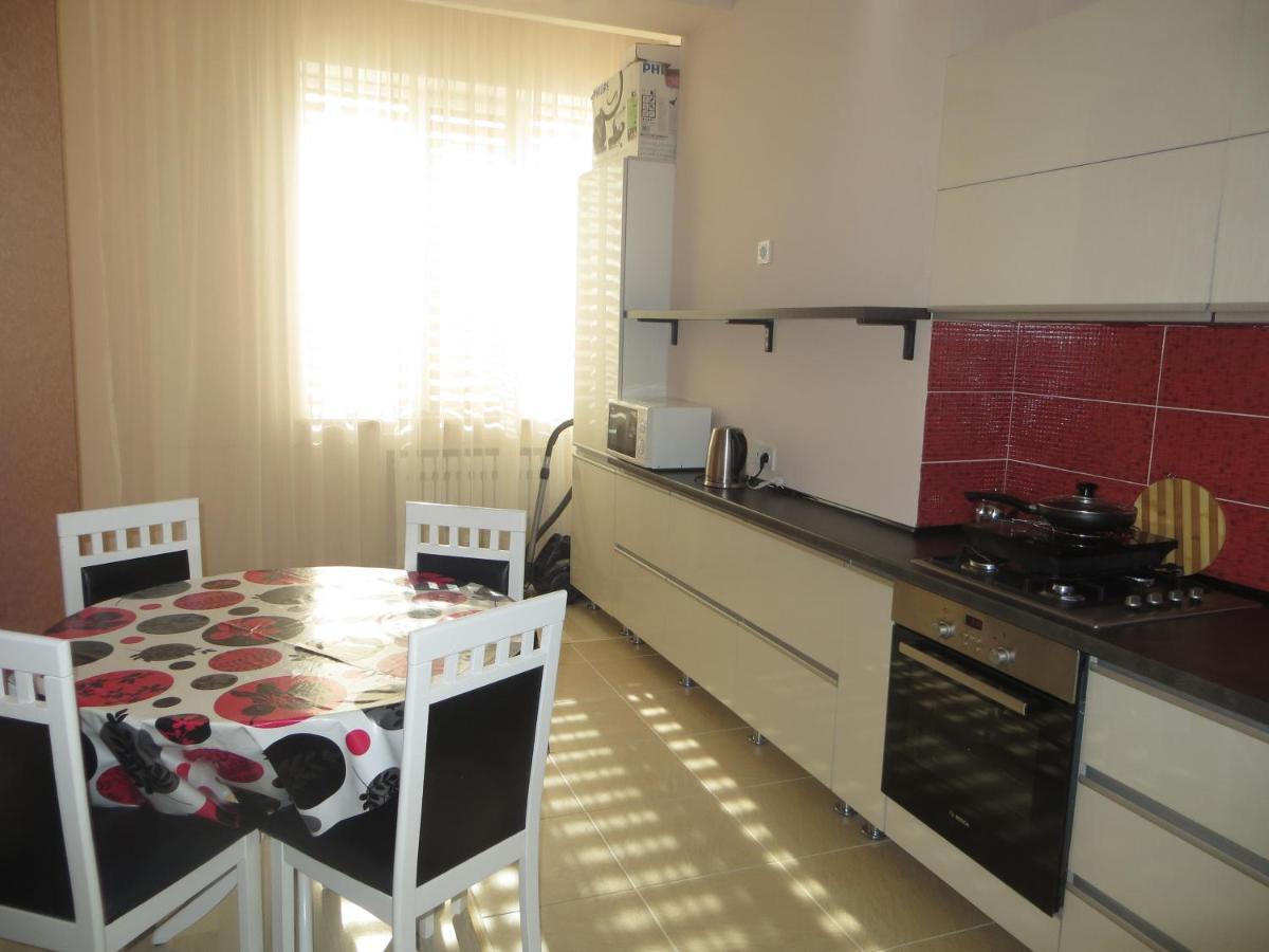 Yellow Apartment In The Center Of Bishkek Ngoại thất bức ảnh