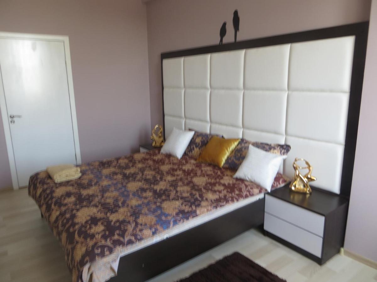Yellow Apartment In The Center Of Bishkek Ngoại thất bức ảnh