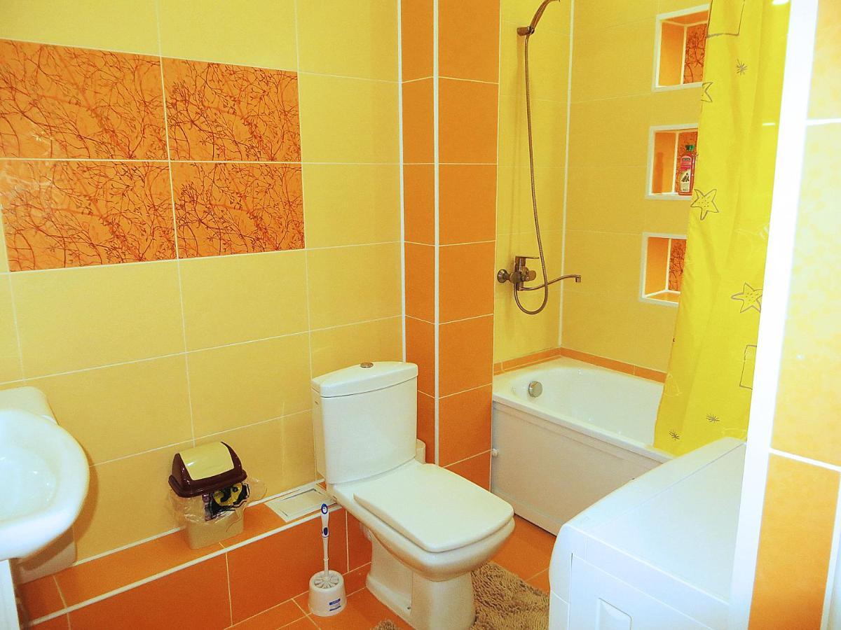 Yellow Apartment In The Center Of Bishkek Ngoại thất bức ảnh