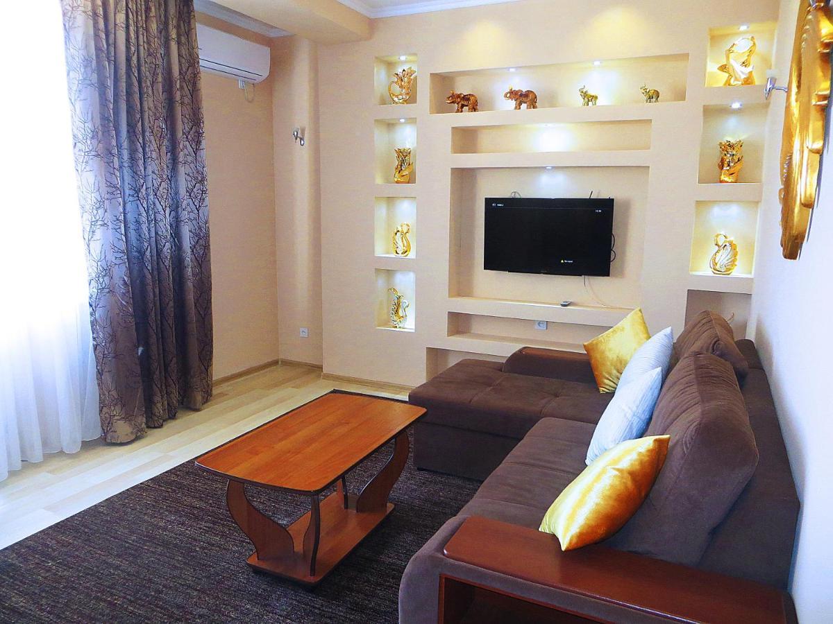 Yellow Apartment In The Center Of Bishkek Ngoại thất bức ảnh