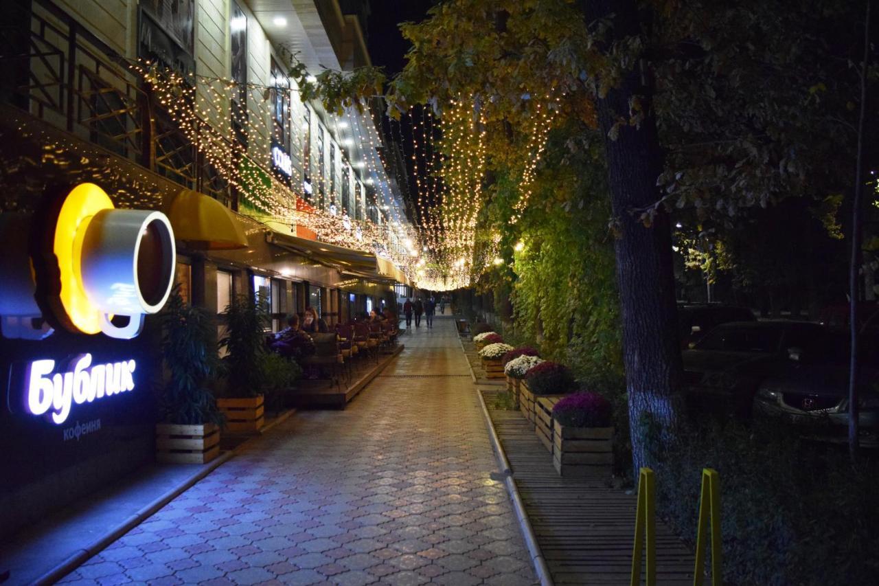 Yellow Apartment In The Center Of Bishkek Ngoại thất bức ảnh