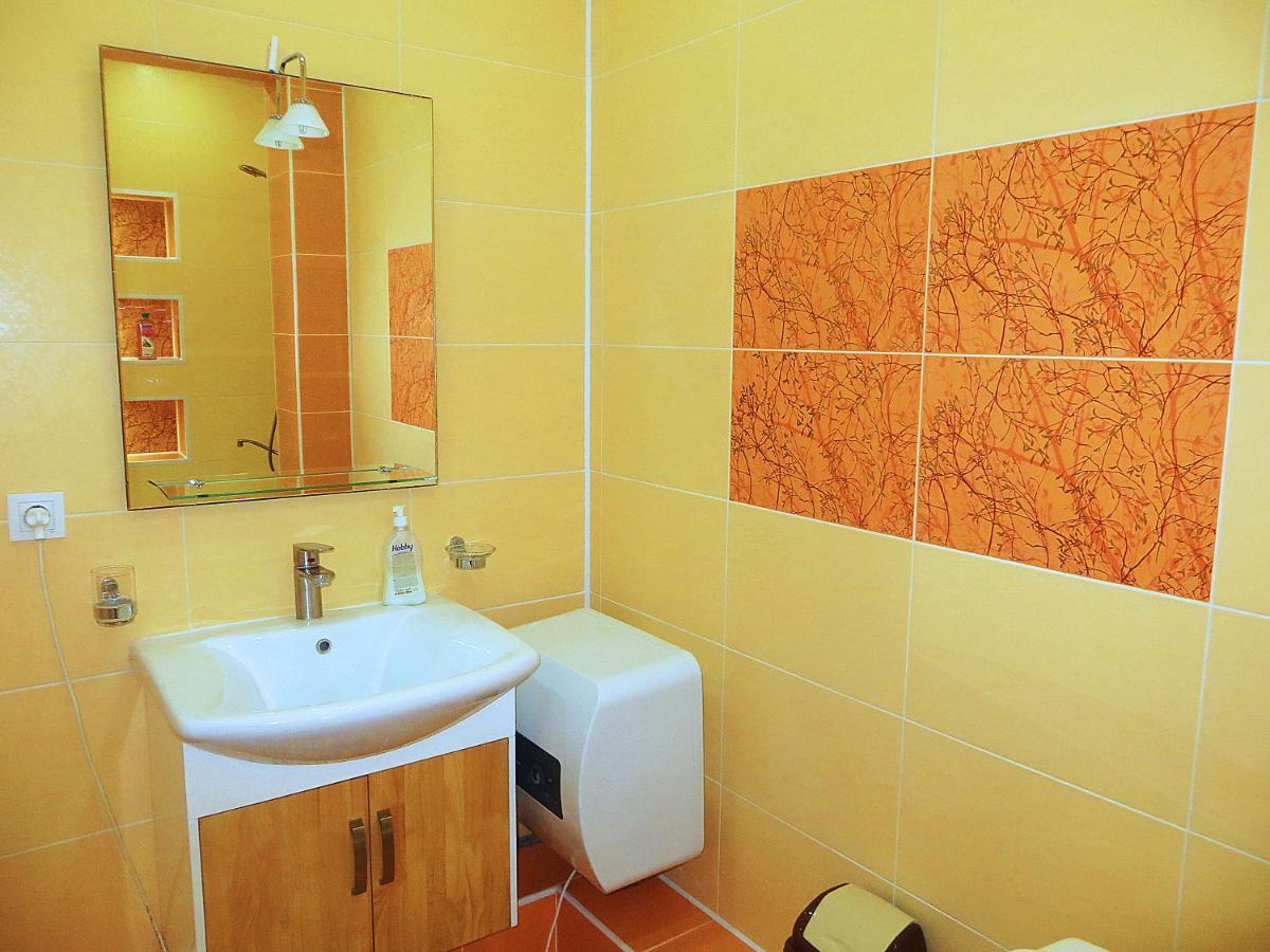 Yellow Apartment In The Center Of Bishkek Ngoại thất bức ảnh