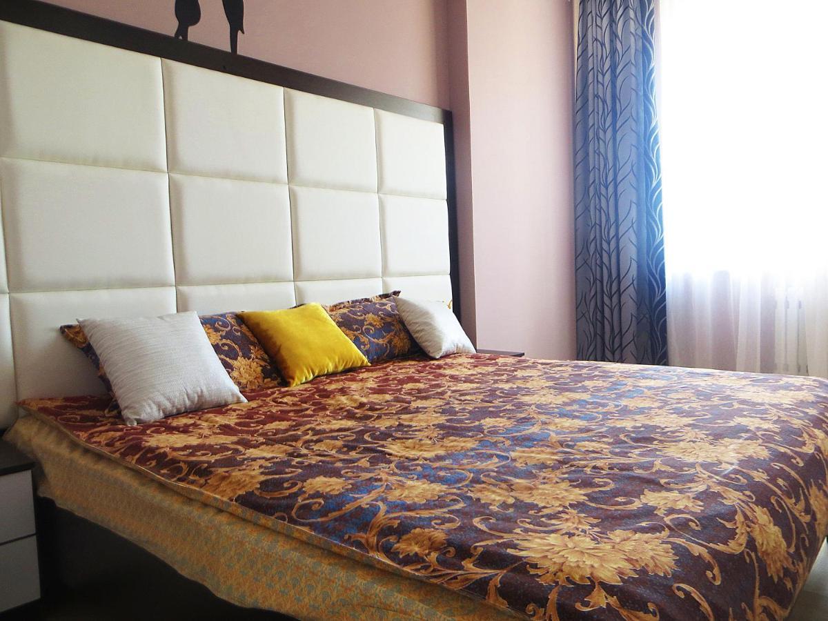 Yellow Apartment In The Center Of Bishkek Ngoại thất bức ảnh