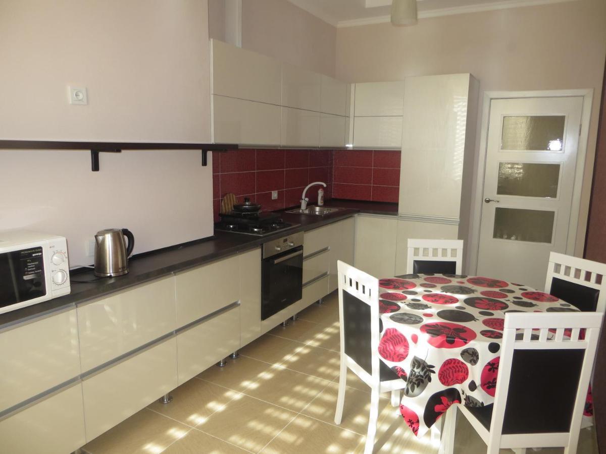 Yellow Apartment In The Center Of Bishkek Ngoại thất bức ảnh